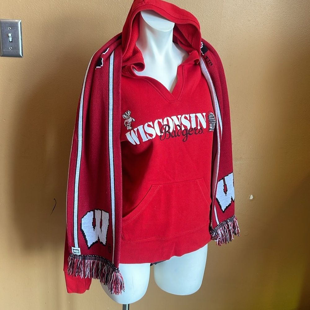 Vintage Wisconsin Badgers Bucky Hoodie Large and reservable Wis Badgers scarf